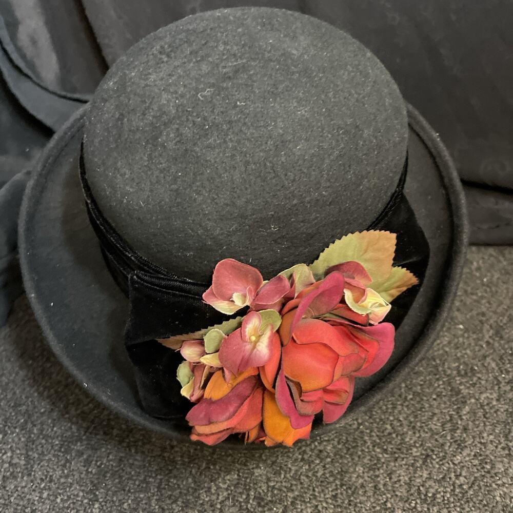 Toucan Collection New York Women’s Slouch Gray Velour Bucket Hat Flower